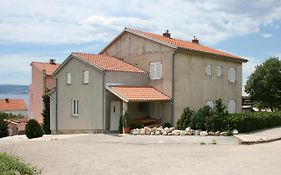 Apartments With A Parking Space Novi Vinodolski - 5529